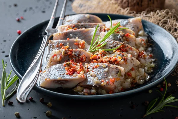 Surt Och Kryddigt Marinerad Fisk Krydda Med Rosmarin Och Salt — Stockfoto