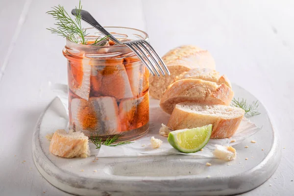 Köstlicher Marinierter Fisch Glas Mit Und Tomaten Hering Glas Serviert — Stockfoto