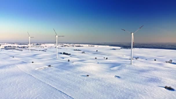 Turbina Wiatrowa Zaśnieżonym Polu Zimą Alternatywna Energia Polsce Widok Lotu — Wideo stockowe