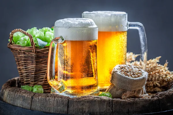 Холодное Золотое Светлое Пиво Деревянной Бочке Золотое Светлое Пиво Кружке — стоковое фото