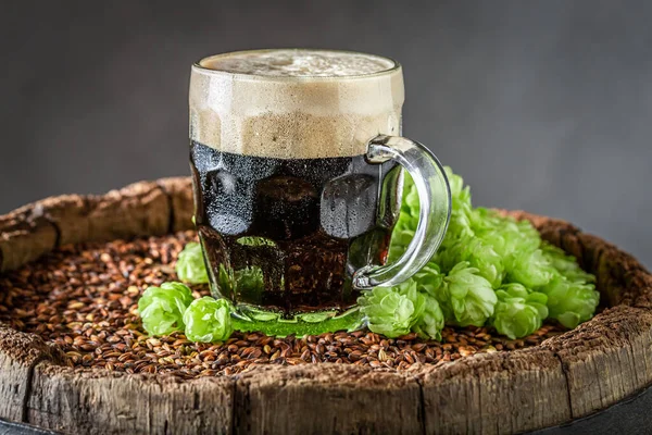 Холодное Вкусное Темное Пиво Хмелем Пшеницей Деревянной Бочке — стоковое фото