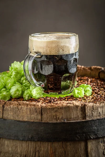 Холодное Вкусное Темное Пиво Большой Пеной Деревянной Бочке — стоковое фото