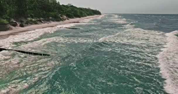 110 波罗的海的旅游业 夏季在波兰波罗的海的大浪 — 图库视频影像