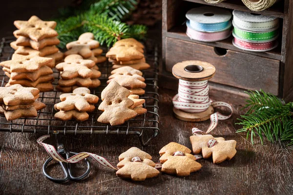 Closeup Gingerbread Cookies Chain Christmas Tree Ornaments Christmas — Stock Photo, Image