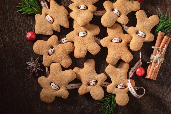 Zelfgemaakte Peperkoek Koekjes Keten Als Kerstversiering Ornamenten Voor Kerstmis — Stockfoto