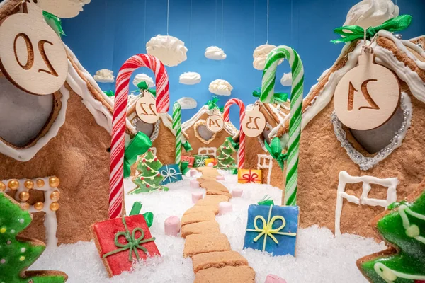 メレンゲの雲とゴージャスな手作りのクリスマスジンジャーブレッド村 クリスマスのためのジンジャーブレッド村 — ストック写真
