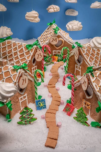 Wspaniałe Ręcznie Robione Wioska Piernika Bożego Narodzenia Ciasteczkami Bezy Gingerbread — Zdjęcie stockowe