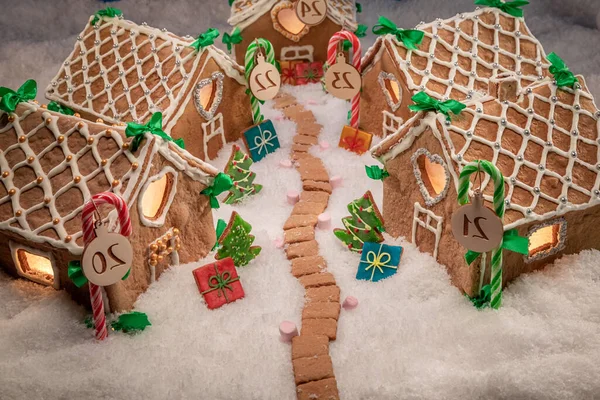 夜にクッキースターとユニークで自家製のクリスマスジンジャーブレッド村 クリスマスのためのジンジャーブレッド村 — ストック写真