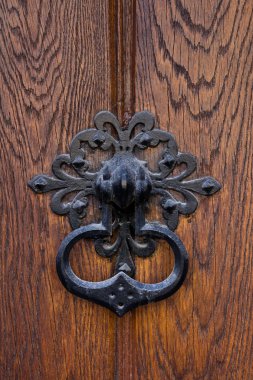 Tahta kapının metal sapı.