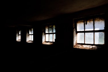 karanlık bir odada Windows