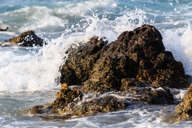 su üzerinde Taş Kırma