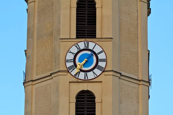 Relógio em uma torre da igreja — Fotografia de Stock
