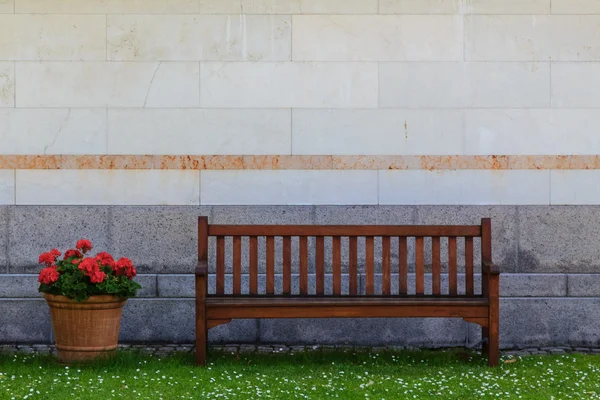 A bench in front of a wall — Stock Photo, Image