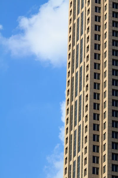 Fassade eines Wolkenkratzers — Stockfoto