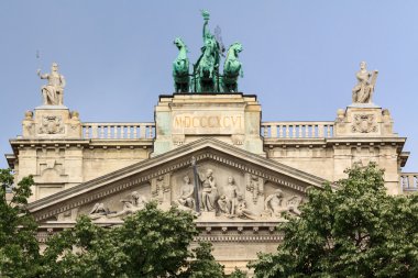 Antik Bina cephesi ile bir savaş arabası