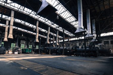 Avusturya'da bir garajda eski buhar lokomotifler