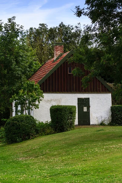 Uma cabana na floresta — Fotografia de Stock