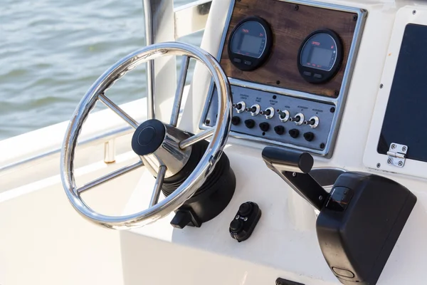 Cockpit eines Motorbootes — Stockfoto