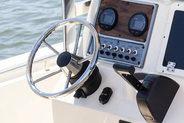 Kokpit bir motorlu tekne