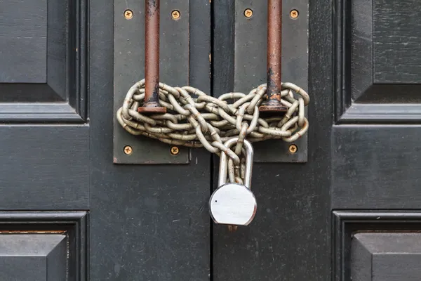 Chain closed door — Stock Photo, Image