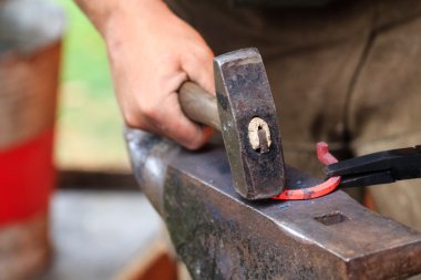 bir atı ayakkabı dövme