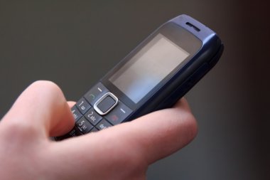 eski bir cep telefonuyla mesaj