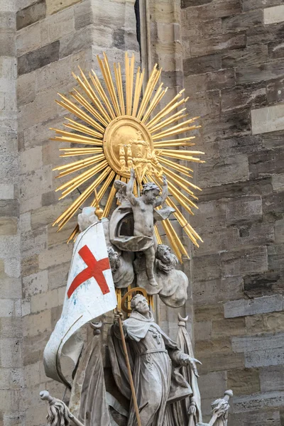 Katolicki Kamienna statua — Zdjęcie stockowe