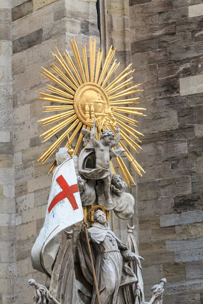 Statue en pierre catholique — Photo