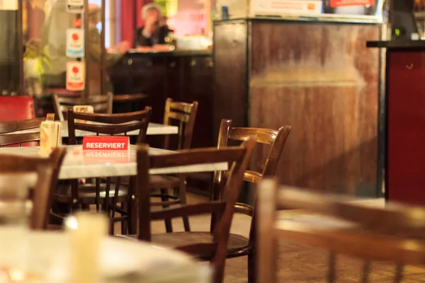 Reservierter Tisch in einem leeren Café — Stockfoto