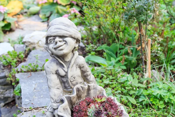 Stenen standbeeld in een tuin — Stockfoto