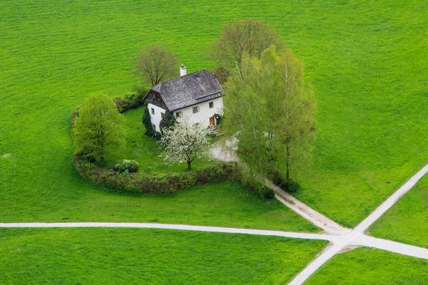Eenzame huis in het groen — Stockfoto