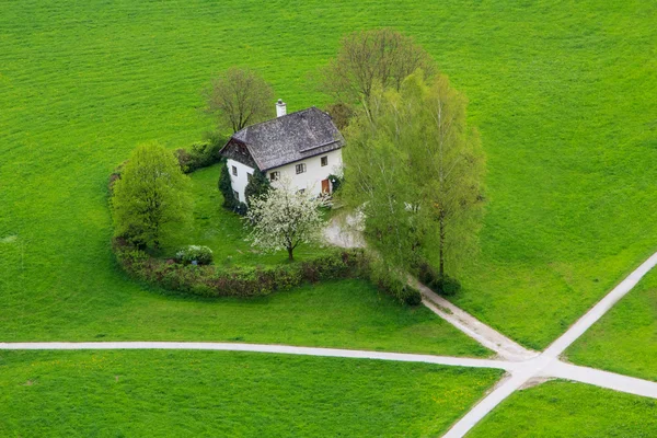 Casa solitaria nel verde — Foto Stock