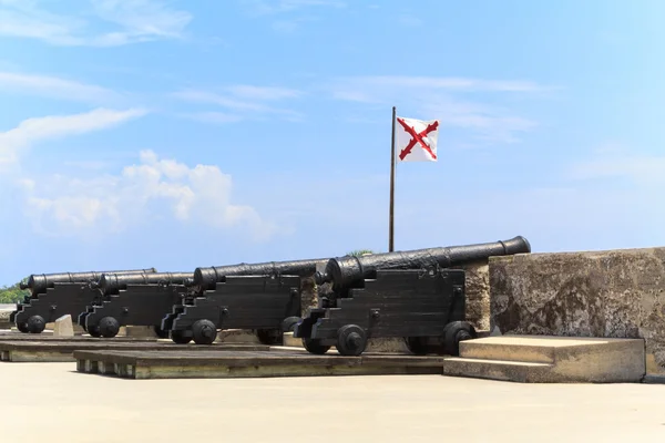 Tres cañones en una fortaleza — Foto de Stock