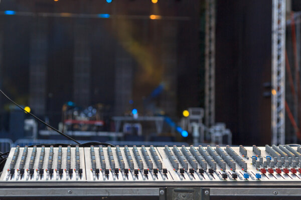 Микшерная консоль
