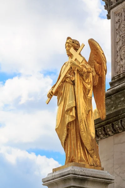 Gouden Engel met een kruis — Zdjęcie stockowe