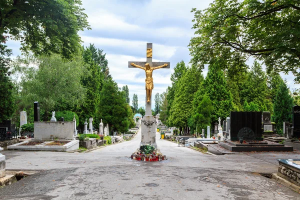 Golden Jesus figura em uma cruz em Zagreb — Fotografia de Stock