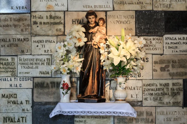 Monk sculpture at the stone gate in Zagreb — Stock Photo, Image