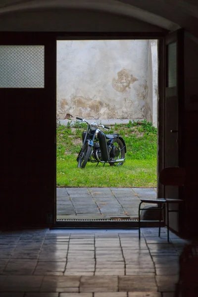 Moto vintage en un patio —  Fotos de Stock