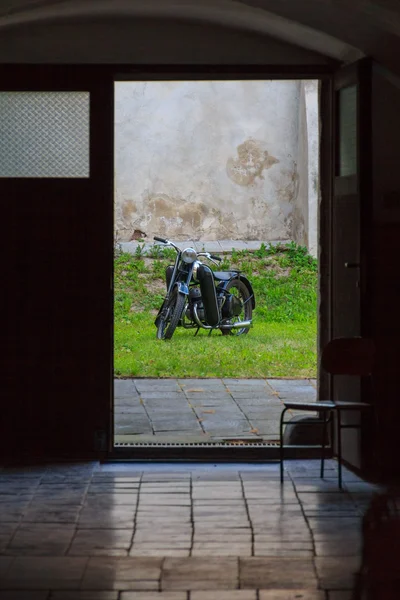 Vintage motor in een tuin — Stockfoto