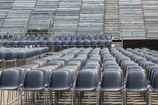 Leere Stühle in einer Open-Air-Arena — Stockfoto