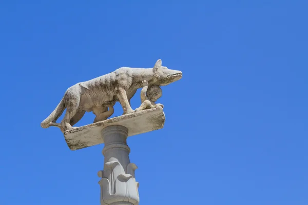 Romulus and Remus with wolf mother — Stock Photo, Image