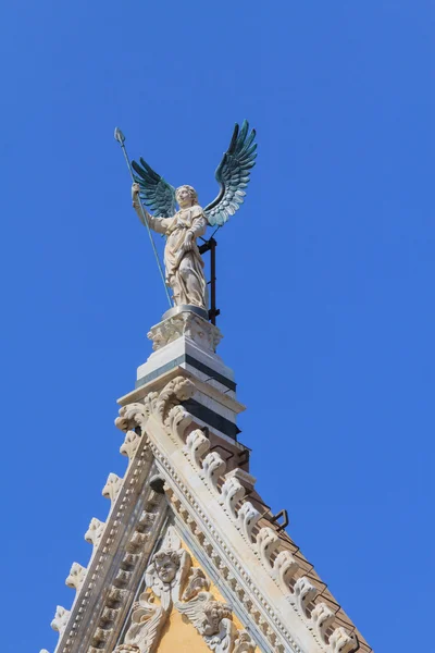 Anjo no topo da cúpula de Siena — Fotografia de Stock