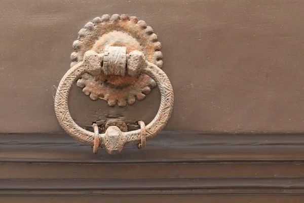 Metal ring door knocker — Stock Photo, Image