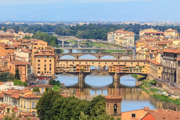 De "oude brug" in florence ponte vecchio met de naam — Stockfoto