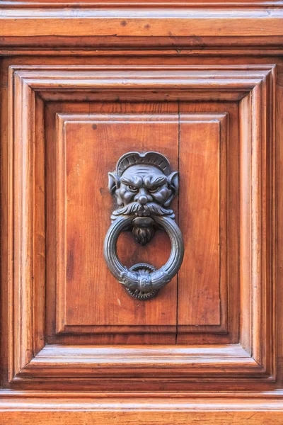 Llamador de puerta de metal anillo en la cara de un hombre enojado —  Fotos de Stock