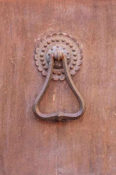 金属製のドアのノッカー — ストック写真