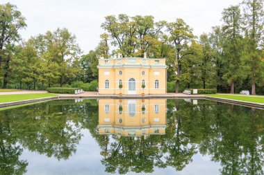 bir su birikintisi üzerinde yansıması ile ev