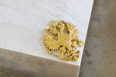 romanov tabutun üzerine altın Rus çift başlı kartal