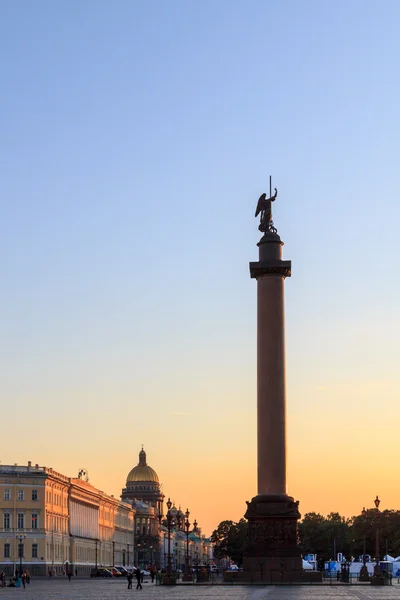 Colonna Alexander sulla piazza del palazzo al tramonto — Foto Stock