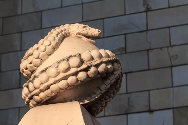 La serpiente en la esfera — Foto de Stock